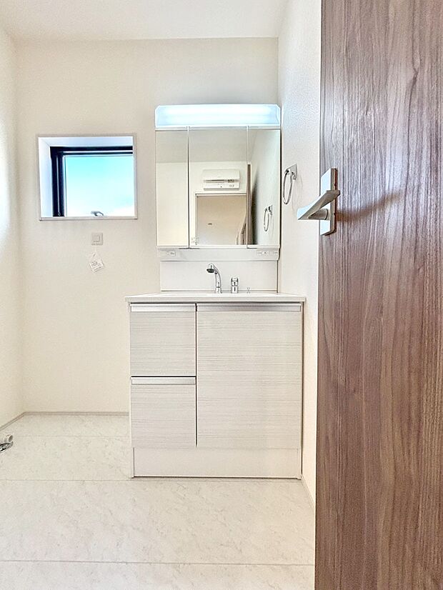 大きく見やすい三面鏡で清潔感ある洗面台は、身だしなみチェックや肌のお手入れにおすすめです。