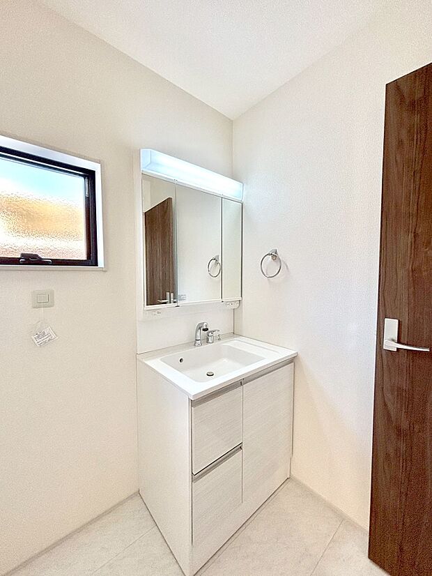 明るい洗面所は毎朝の身支度も楽しくできちゃいそうです。