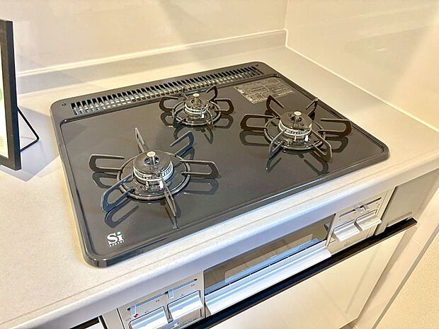 ガスコンロはSiセンサー搭載。火力調節や焦げ付き・消し忘れも防いでくれます。