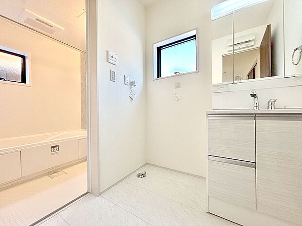 清潔感のある快適空間です。毎日の身支度も気持ち良くお使い頂けます。