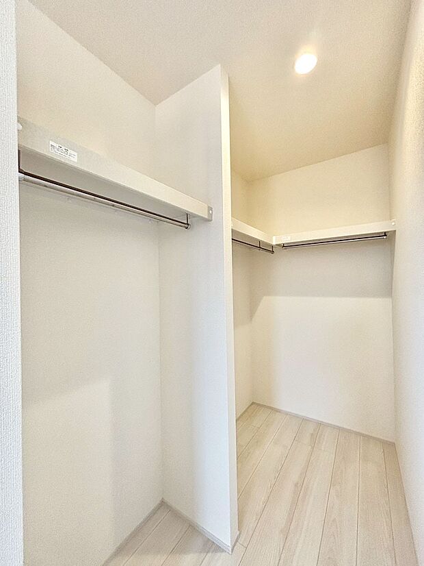 ウォークインクローゼット付きで生活空間を広く利用できます。