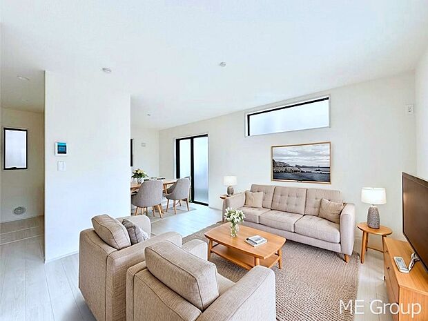 家族の和やかな会話が聞こえてきそう。開放感のあるリビングです。※家具はCGです