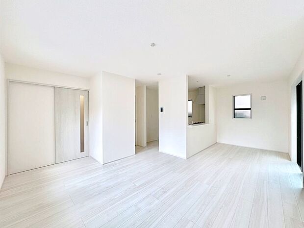 明るい陽光が注ぎ、寛ぎの雰囲気に満たされるリビング・ダイニング。