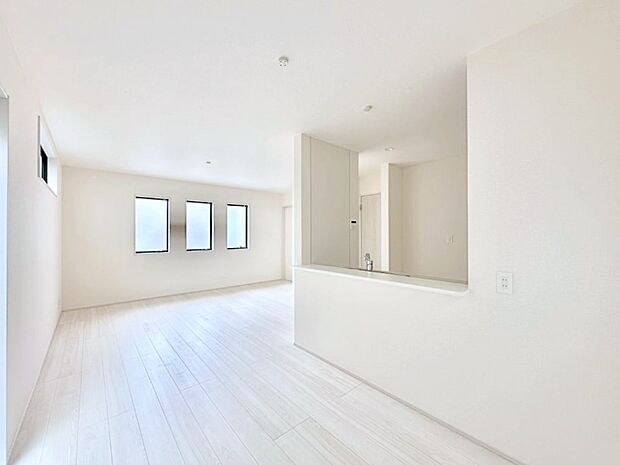 日当たりの良いリビング。お気に入りのグリーンを飾れば更に心地よさがアップ!