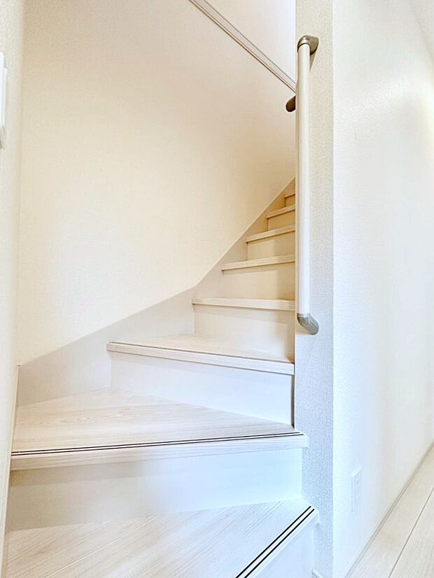 安全性を考慮し階段には手すりを設置しています