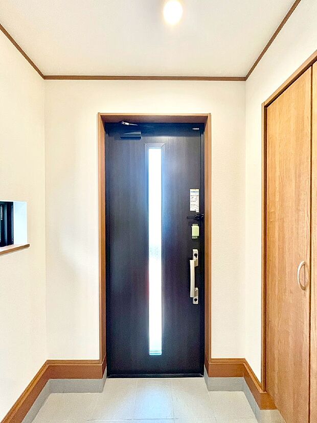 明るい玄関はお客様をお出迎えするのにぴったりです!