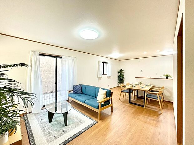 ご家族の賑やかな話し声で包まれる明るいリビング