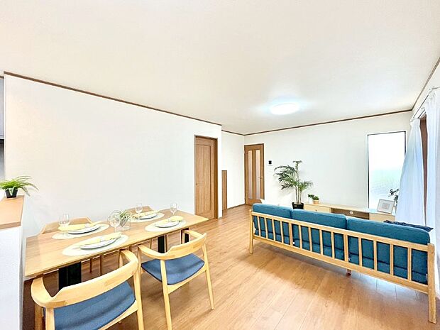 落ち着いた雰囲気のLDKは家族みんなの快適空間