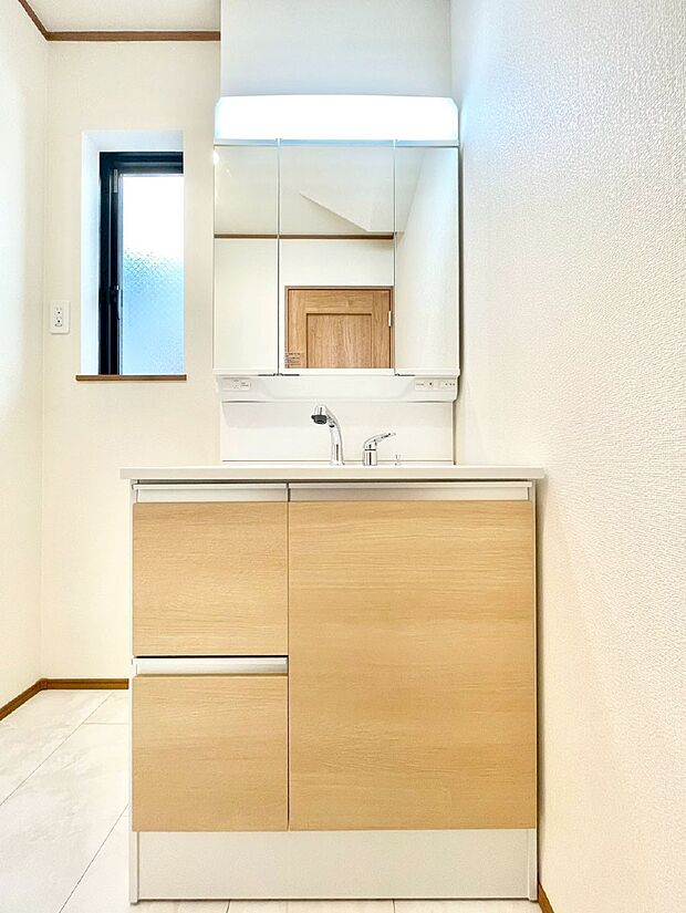 大きく見やすい三面鏡で清潔感ある洗面台は、身だしなみチェックや肌のお手入れにおすすめです。