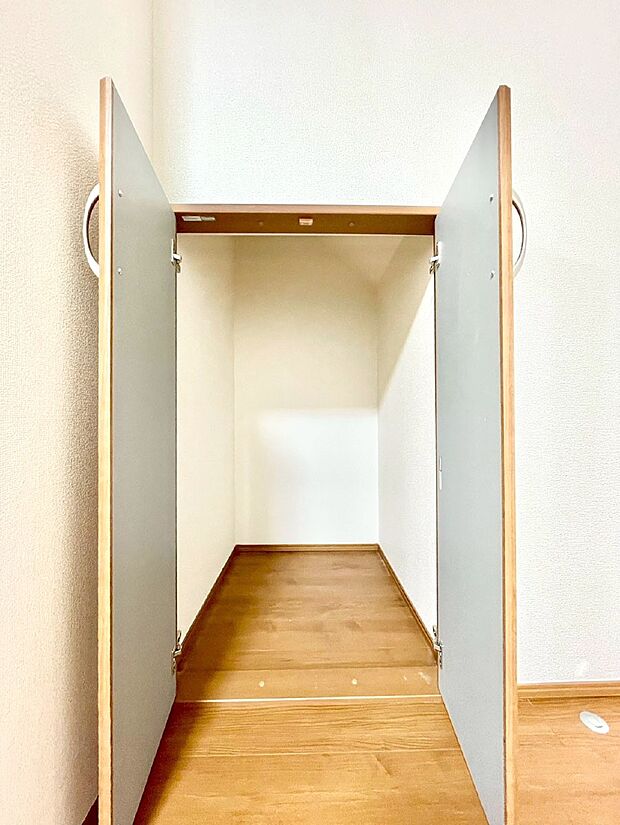 日用品のストックや水などの備蓄に使える階段下収納。
