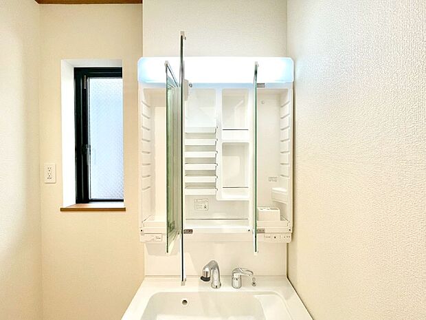 三面鏡の裏に、化粧品や衛生用品などを収納可能。洗面台をすっきりと保ちます!