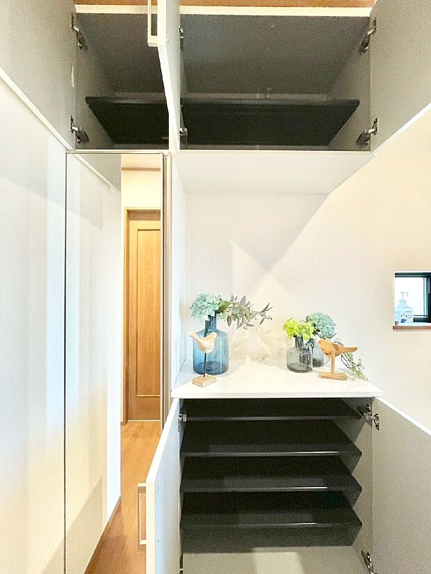 たっぷり収納できるシューズボックスで家族全員の靴も、玄関すっきり。