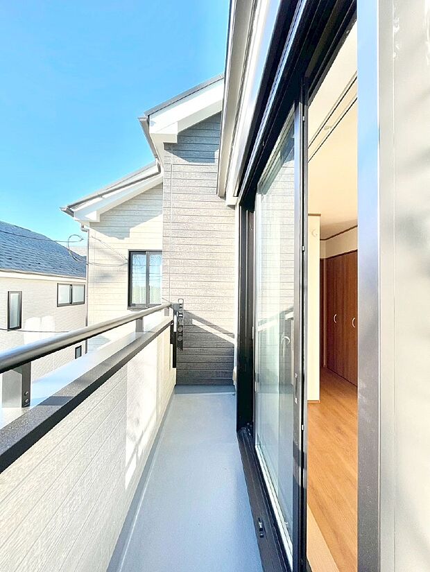 南向きのバルコニー!ご家族の洗濯物はもちろん、お布団もたっぷり干せます!