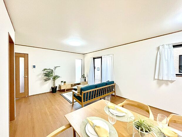 大きな窓からたっぷりの陽光と風を感じられるリビング