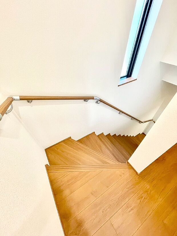 階段は手すり付きなので小さなお子さまやご高齢の方も安心です