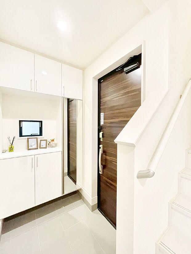 ご家族やお客様を気持ちよくお出迎え!明るい陽光が入り込む玄関。