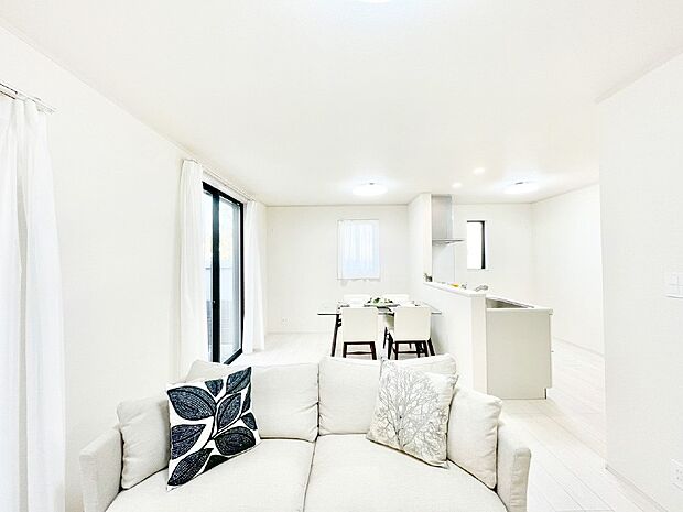 穏やかな陽だまりに包まれる、居心地の良いリビングで家族団らん!