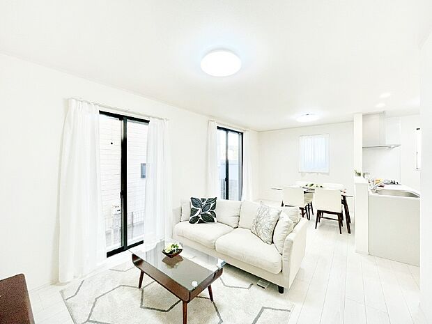 明るい陽光に包まれる心地のよいリビングで家族団らんが楽しめます!