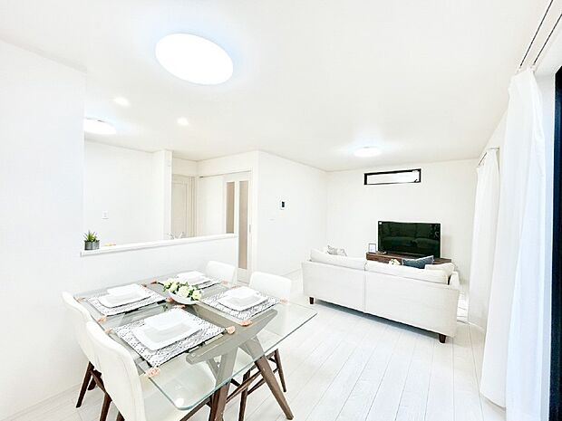 明るい陽光が注ぎ、寛ぎの雰囲気に満たされるリビングダイニング