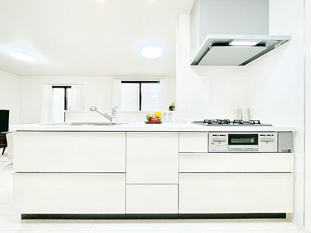 システムキッチンはシンプルでスッキリした飽きの来ないデザインなので永く使えそう!