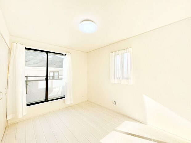 バルコニーが明るさと開放感を演出!朝スッキリと目覚められそうですね。