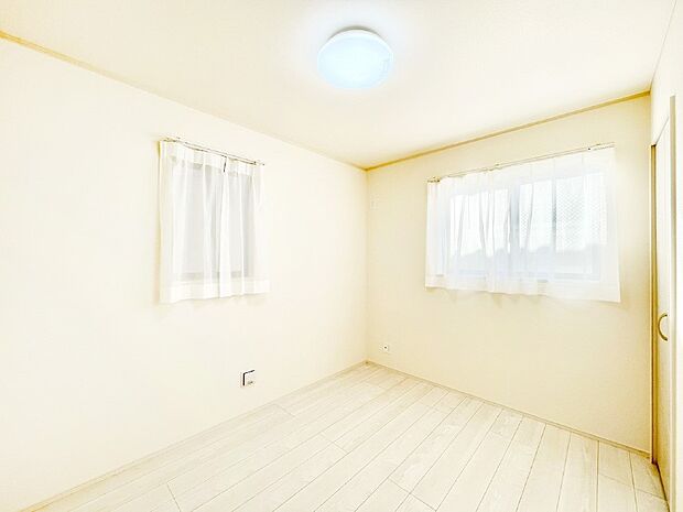 2面採光の洋室。窓から入り込む陽光がお部屋全体を優しく包み込みます!