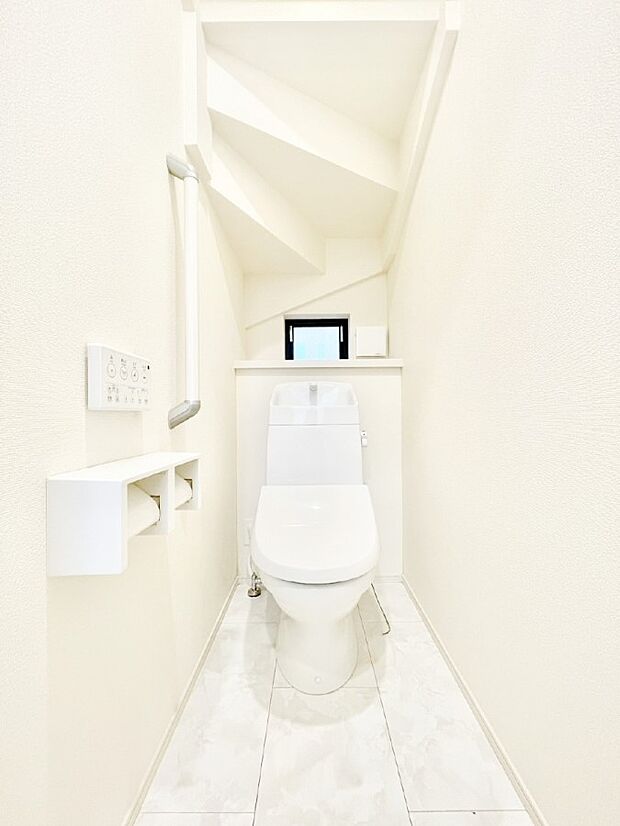 清潔感あるシャワートイレ。小窓から光が注ぎ込みます!