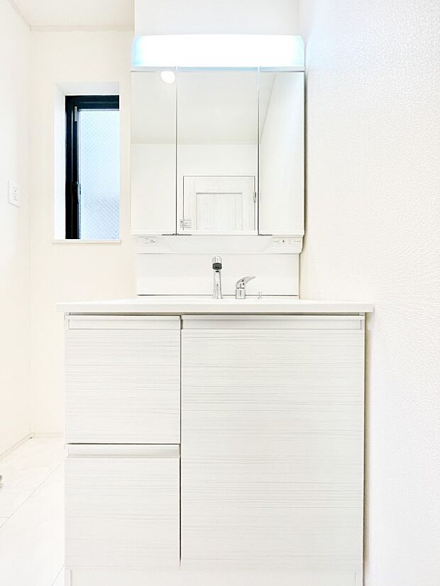 三面鏡キャビネット・シャワー付き洗面化粧台で忙しい朝の身支度もスムーズに!