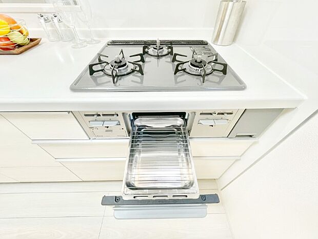 ガスコンロはSiセンサー搭載。火力調節や焦げ付き・消し忘れも防いでくれます。
