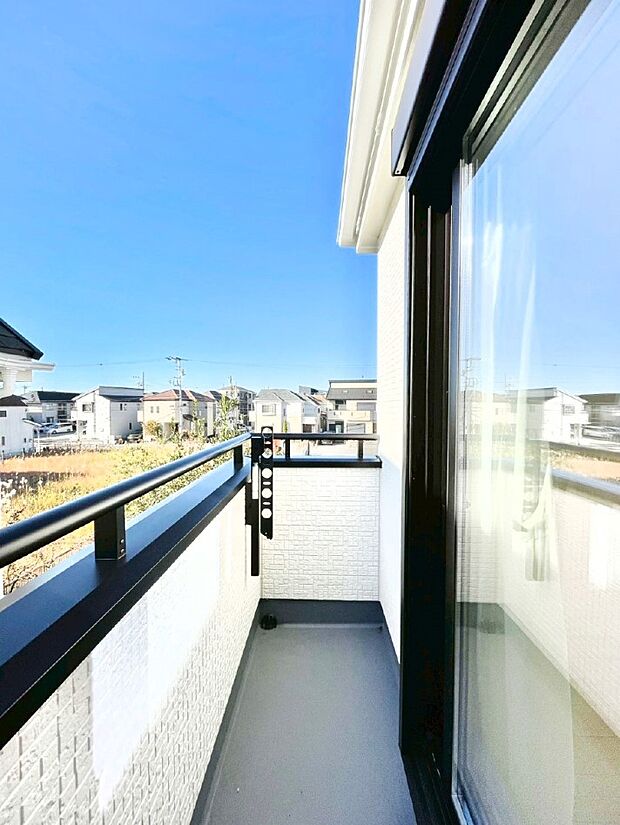 暖かな陽光が降り注ぐバルコニーはお洗濯におすすめ。爽やかな風も心地よいです。