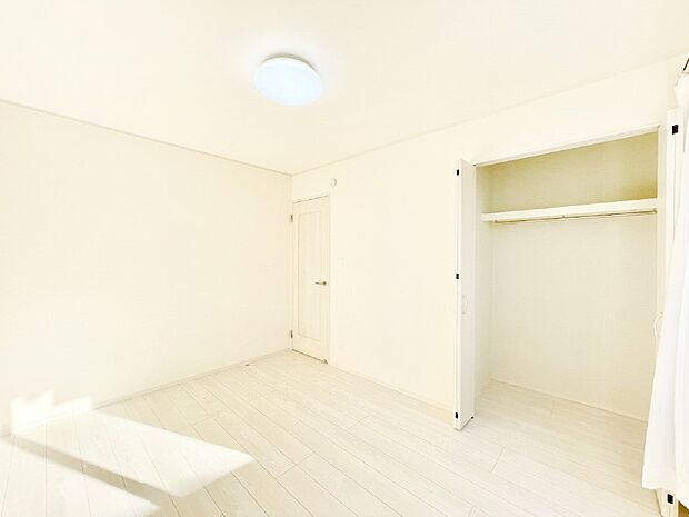 クローゼット付きのお部屋でスッキリとした空間でゆったり寛げます。