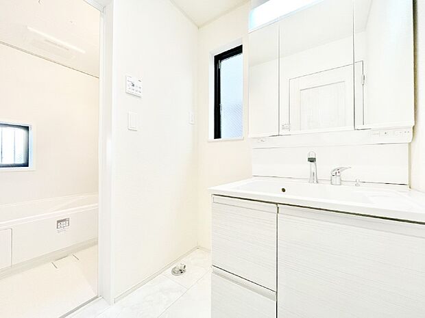 柔らかな朝の光を感じられる窓がついた洗面室