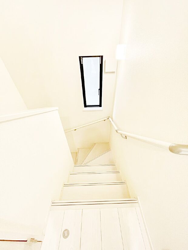 小さなお子様やご年配の方に嬉しい配慮!階段には手摺付きです。