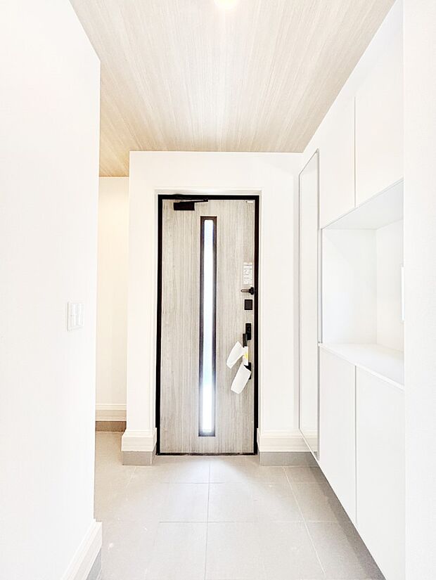 ご家族やお客様を気持ちよくお出迎え!広々空間が心地よいSIC付き玄関。