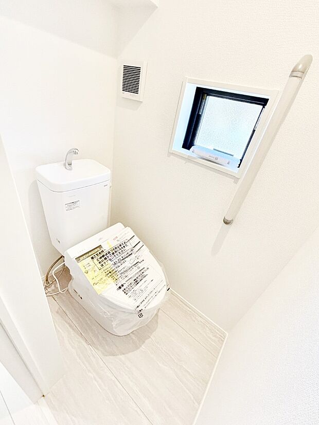 清潔感あるシャワートイレ。小窓から光が注ぎ込みます!