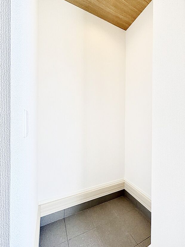 ベビーカーやアウトドア用品もスッキリ収納できるSIC付きです。