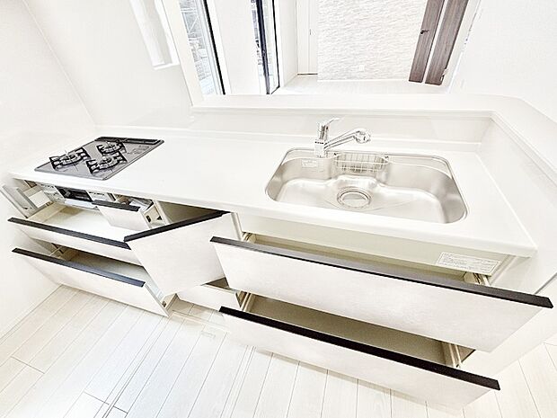 収納スペースもたっぷり!広々とした作業スペースで家事もラクラク!