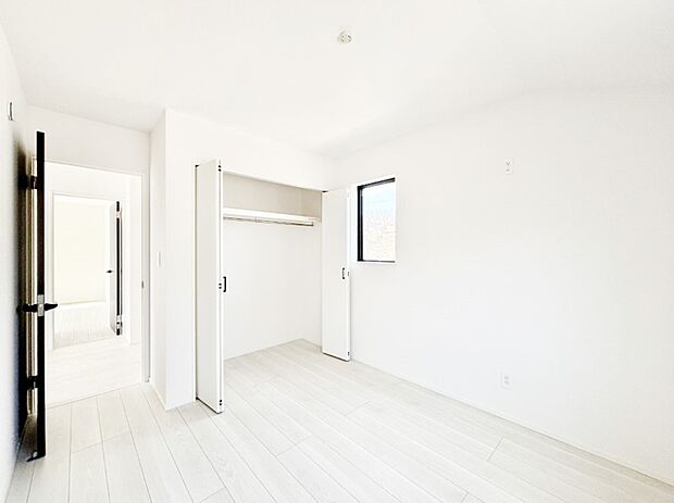 クローゼット付きのお部屋でスッキリとした空間でゆったり寛げます。