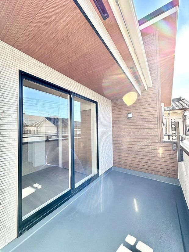 バルコニーはうれしい2ヶ所付き。お洗濯物やお布団をたっぷり干せます。　