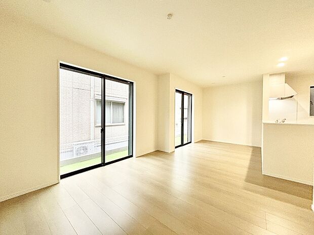 明るい陽光が注ぎ、寛ぎの雰囲気に満たされるリビングダイニング