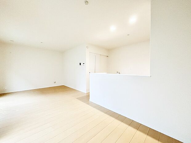 ナチュラルテイストの優しく柔らかい色使いのフローリングが素敵なリビングですね。