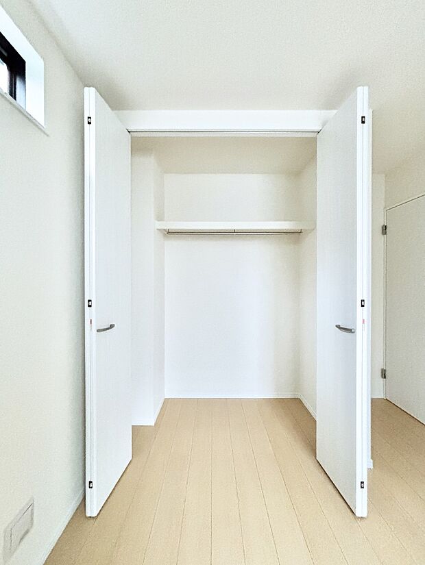 洋室のクローゼット。奥行きがあるので厚手の衣類もすっきり収まります。