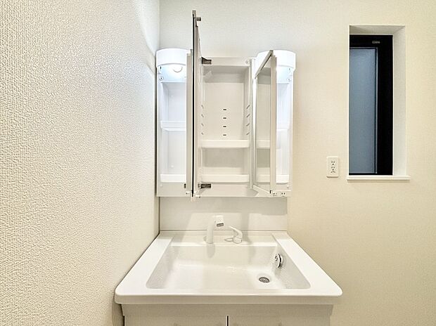 三面鏡の裏に、化粧品や衛生用品などを収納可能。洗面台をすっきりと保ちます！