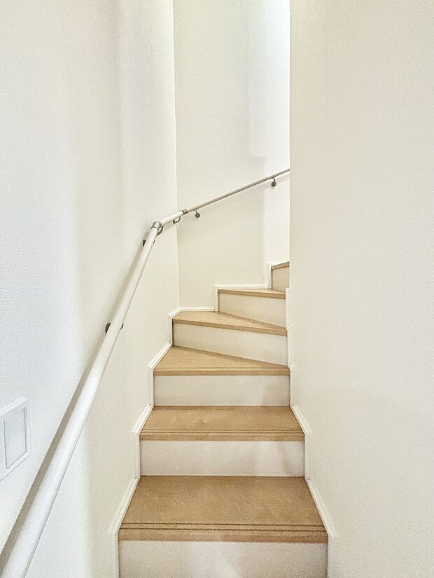 安全性を考慮し階段には手すりを設置しています