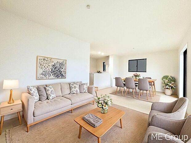 ご家族の賑やかな話し声で包まれる明るいリビング ※家具はCGです