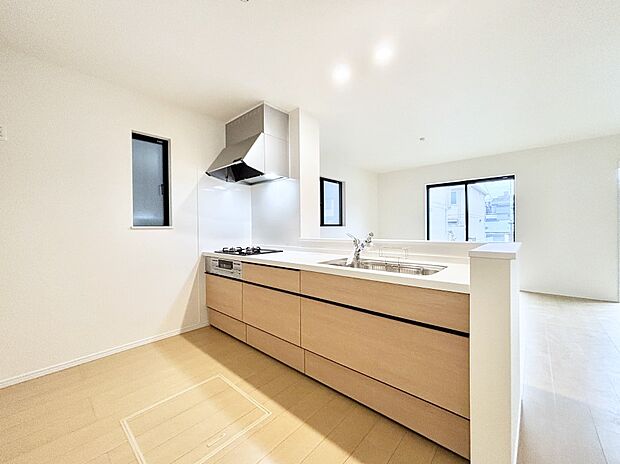 爽やかな風が通り抜けるキッチン。窓があるので明るく換気にも役立ちます。