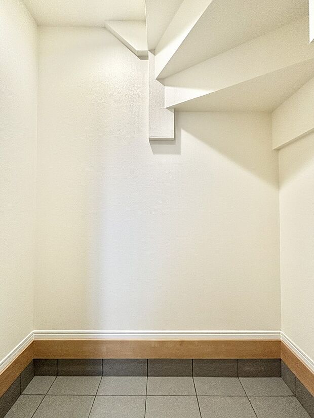 シューズインクローク付き!雨具やベビーカーも置けます。