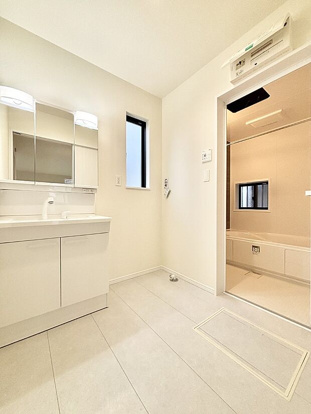 小窓がついているので湿気の多い場所でも換気が十分行えます。毎日の身支度を気持ち良く!