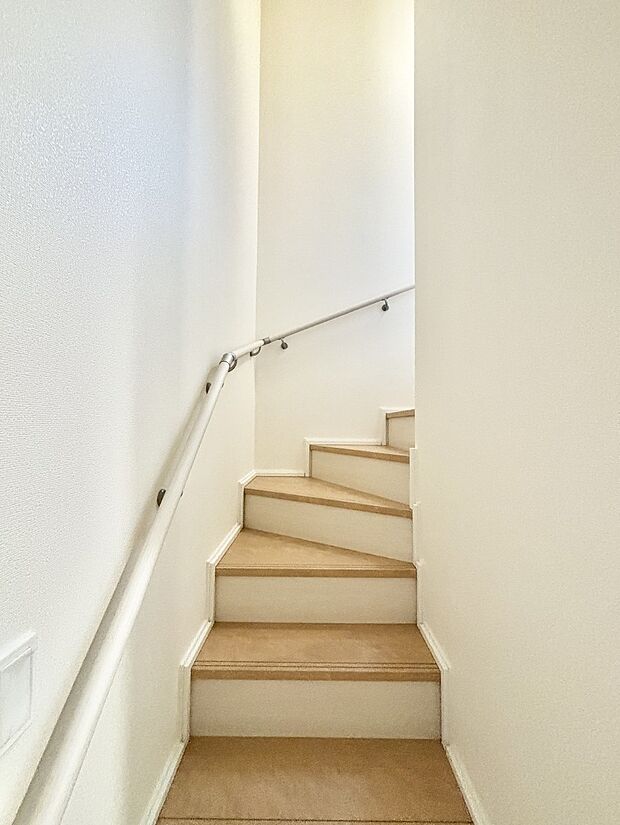 階段は手すり付きなので小さなお子さまやご高齢の方も安心です