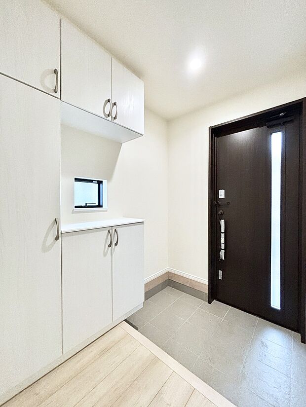 飾り棚を利用して、お越しいただくお客様をおもてなしできます。